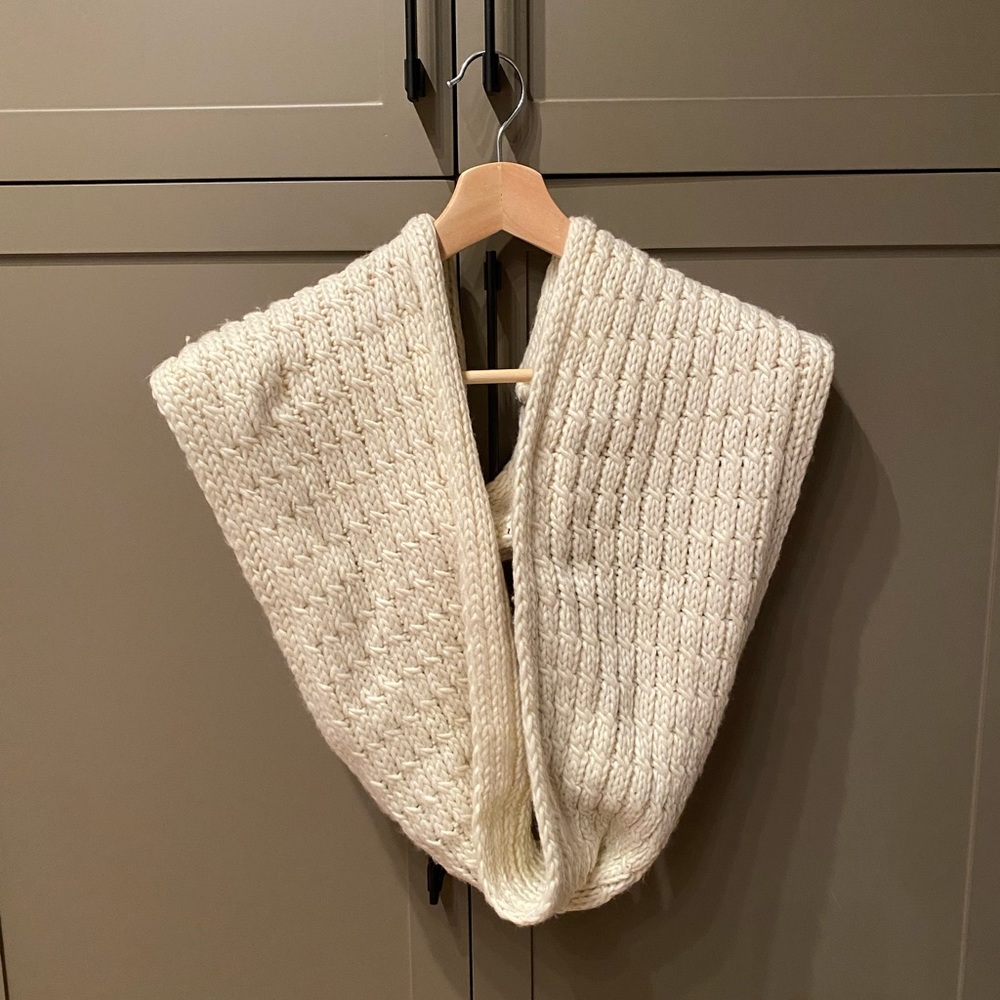 Aeropostale scarf
DM for more information